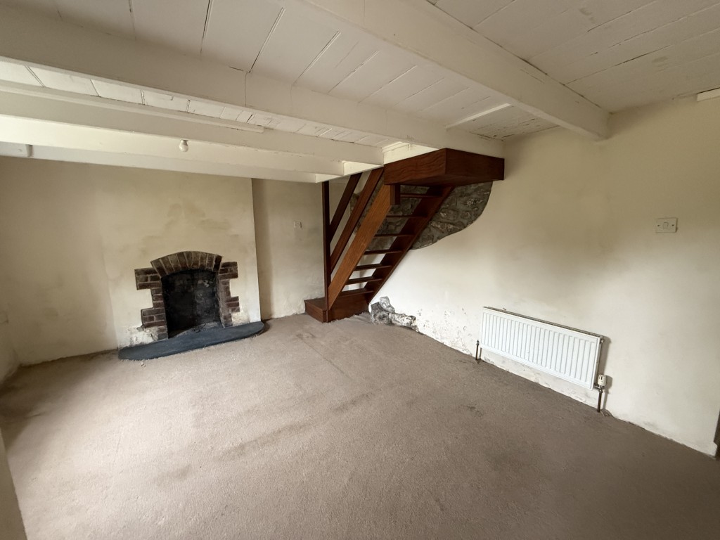Lot: 182 - SEMI-DETACHED COTTAGE FOR UPDATING - General view of living room